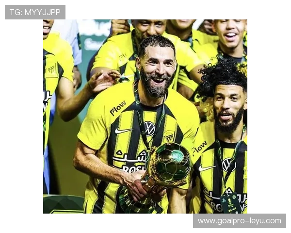 本泽马轰入30球夺MVP,力助吉达联沙特联赛夺冠。 本泽马轰入30球夺MVP,力助吉达联沙特联赛夺冠。